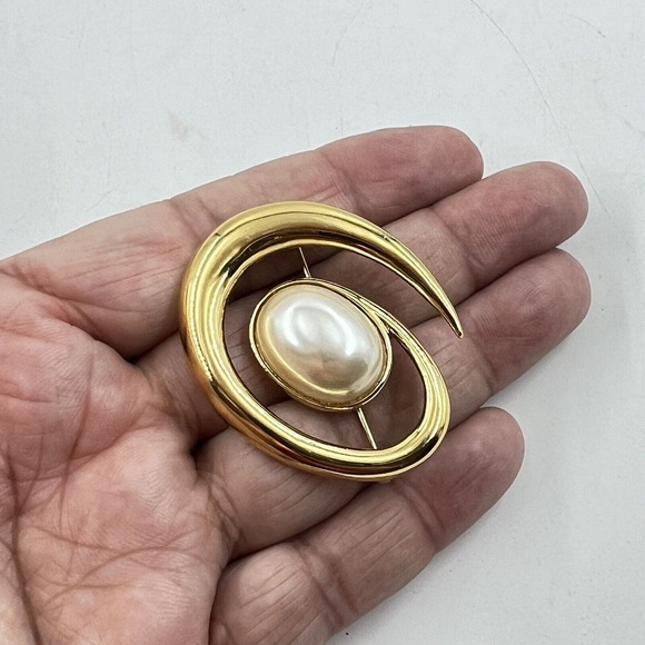 Monet Spiral Galaxy Faux Pearl Gold Tone Pin Brooch Vintage Signed 90s - Picture 2 of 5